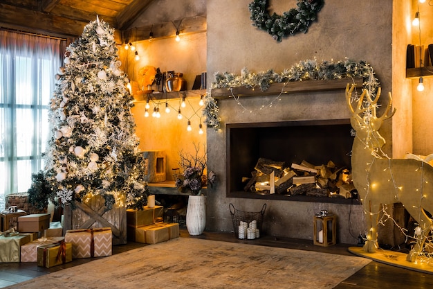 Casa di chalet con decorazioni natalizie, caminetto nell'interno della camera