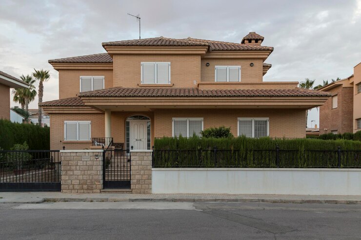 Chalet van de straat Puerto de Sagunto urbanisatie Spanje avond valt