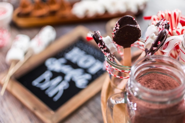 さまざまなトッピングのホットチョコレートバーのサインが付いたチョークボード。