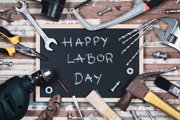 Foto bordo di gesso con testo festa del lavoro felice