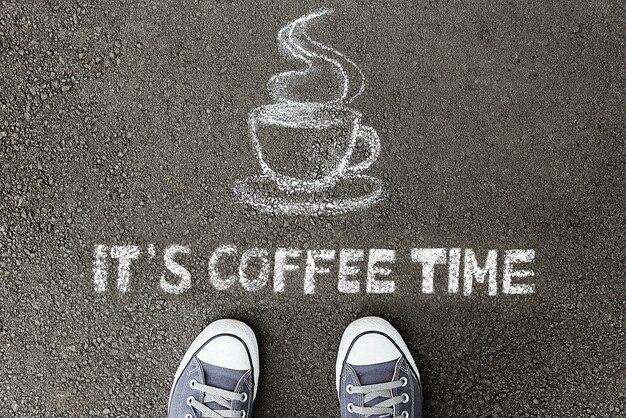 Foto vernice di gesso della tazza di caffè e parole - è tempo di caffè