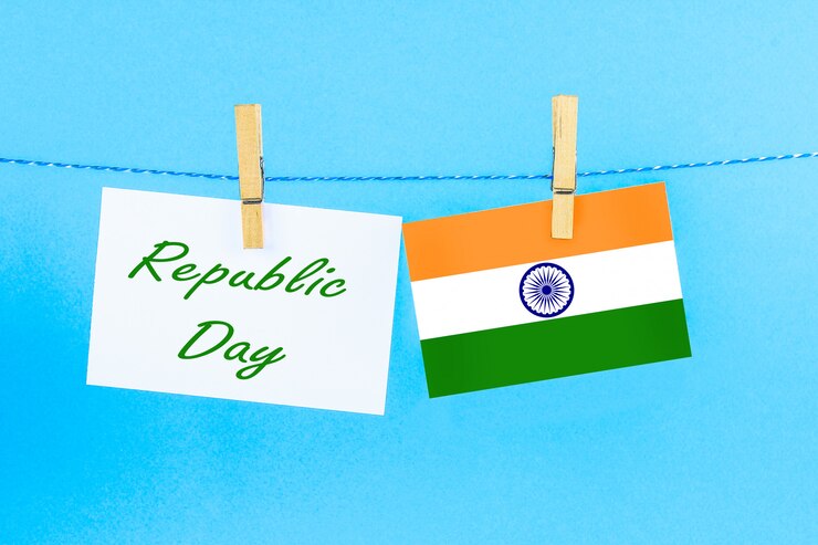 फोटो a chalkboard with the text republic day written in it and a flag of india.