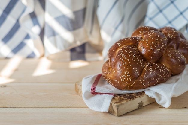 사진 challah 빵 또는 나무 테이블에 나무 접시에 전통적인 유대인 빵