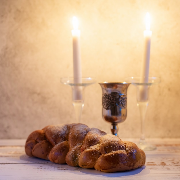 사진 challah 빵, shabbat 와인과 나무 테이블에 촛불