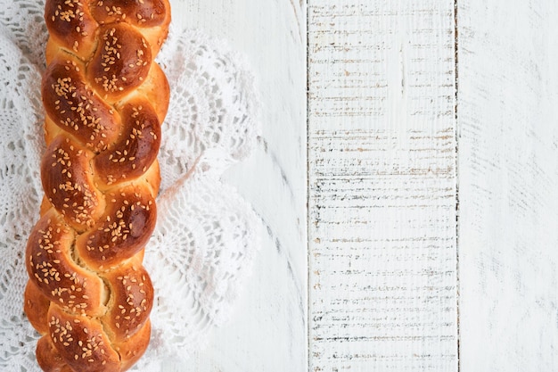 Challah brood Sabbat kiddush ceremonie samenstelling versgebakken zelfgemaakte gevlochten challah brood voor Shabbat en feestdagen op witte houten achtergrond Shabbat Shalom bovenaanzicht kopie ruimte