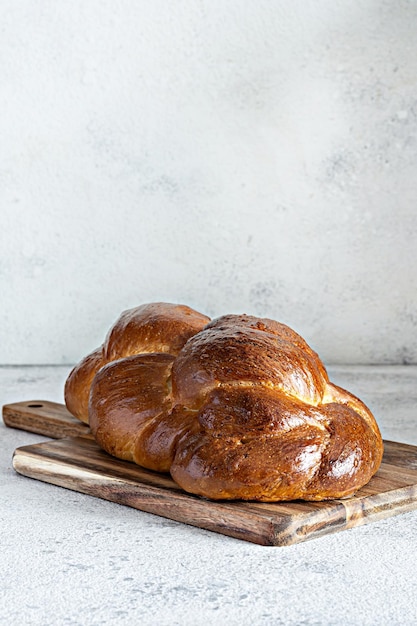 Challah 또는 Hala는 전통적인 유태인의 달콤한 신선한 안식일 땋은 빵 덩어리 신선한 롤빵입니다