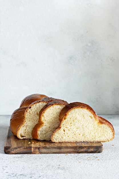 Challah of Hala is een traditionele joodse zoete verse sabbat Gevlochten brood brood vers broodje