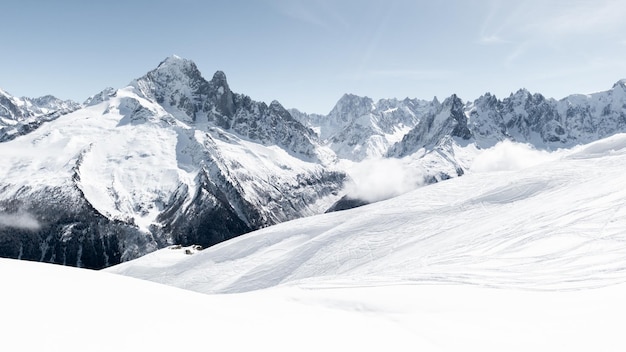 Photo chamonix winter mountain peaks from the ski slopes