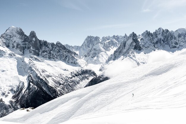 写真 スキー場から見たシャモニーの冬の山頂