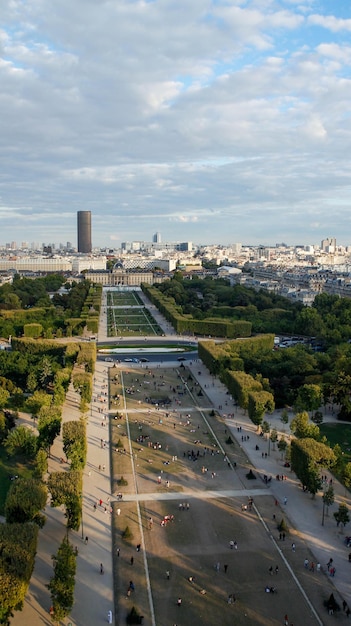 Champ de Mars uitzicht vanaf de top van de Eiffeltoren naar beneden kijkend met wolkenkrabber