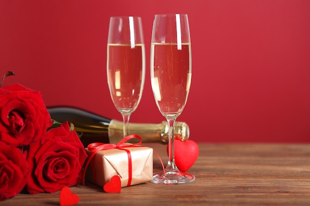 Champagne bloemen en geschenken op de tafel Valentijnsdag achtergrond