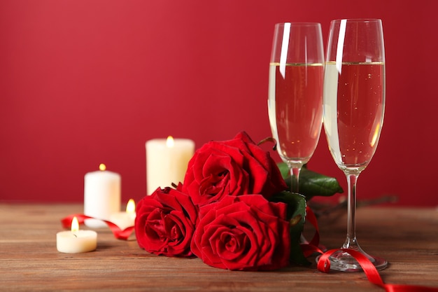 Champagne bloemen en geschenken op de tafel Valentijnsdag achtergrond