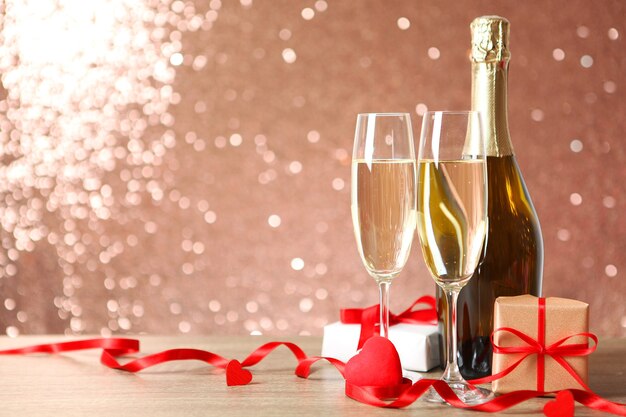Champagne bloemen en geschenken op de tafel Valentijnsdag achtergrond