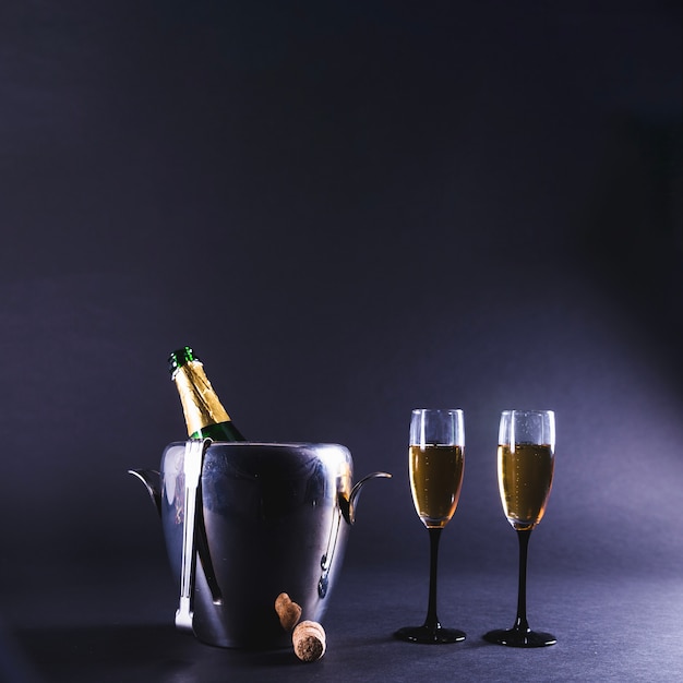 Photo champagne bottle and glasses