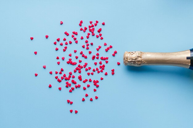 Foto bottiglia di champagne su sfondo rosa