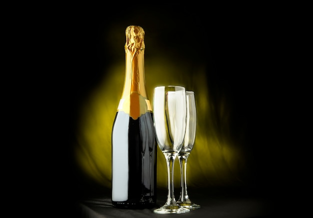 Photo champagne bottle with two glasses