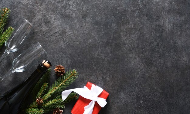 Champagne en geschenkdoos met spar op de nieuwjaarstafel.