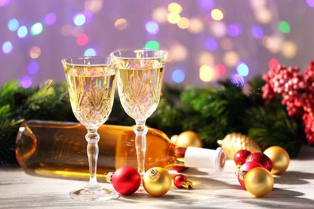 Champagne en kerstversiering op houten tafel