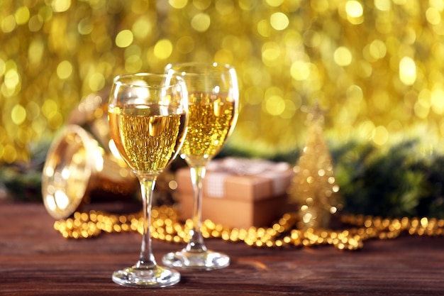 Champagne en kerstversiering op lichte achtergrond