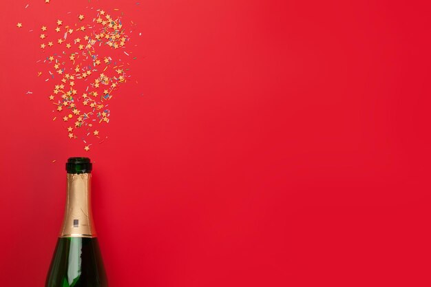 Champagne fles en snoep vakantie sjabloon Kerstmis verjaardag of Valentijnsdag achtergrond Top view met ruimte voor uw groeten