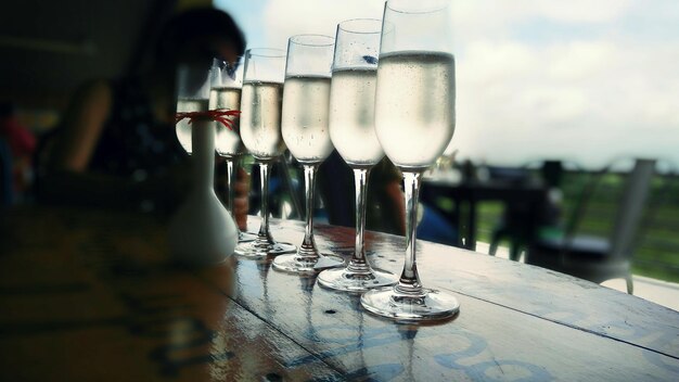 Foto champagne fluiten op tafel tegen de lucht