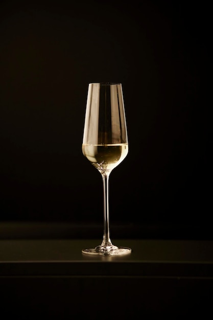 Champagne glas. Elegant glas gele champagne met bubbels op zwarte achtergrond.