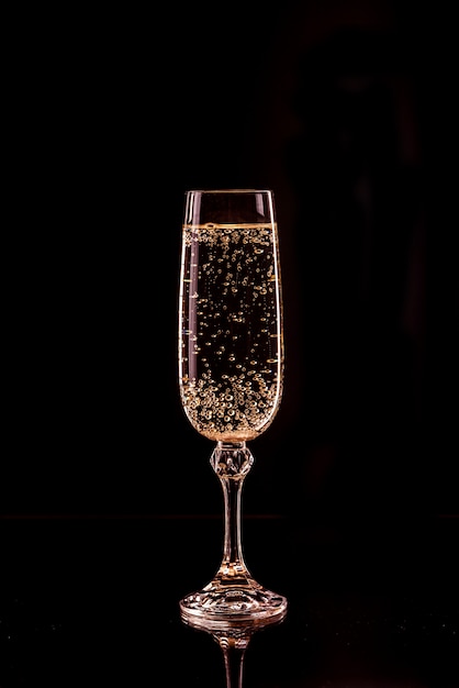 Champagne glas met bubbels met reflectie