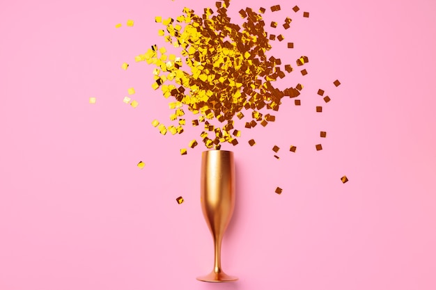 Champagne glas met confetti plat lag bovenaanzicht, Kerstmis achtergrond