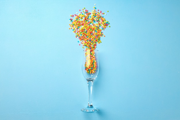 Champagne glas met confetti plat lag bovenaanzicht, Kerstmis achtergrond