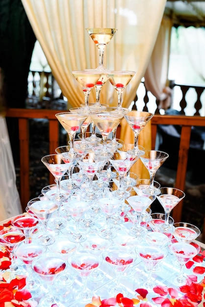 사진 결혼식 피로연 파티에서 샴페인 잔의 와인 샴페인 타워의 샴페인 유리 피라미드 피라미드