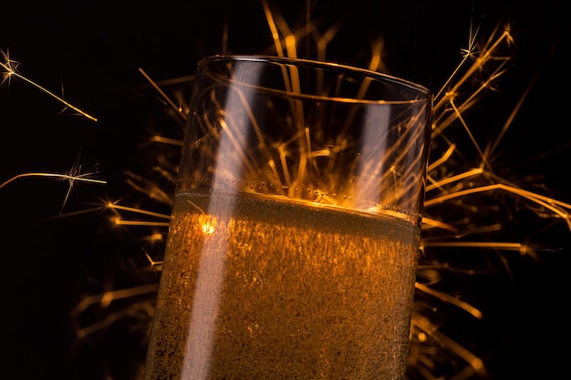 Foto calice da champagne con sparkler acceso