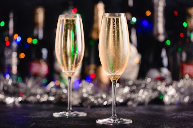 Photo champagne glasses on a dark background