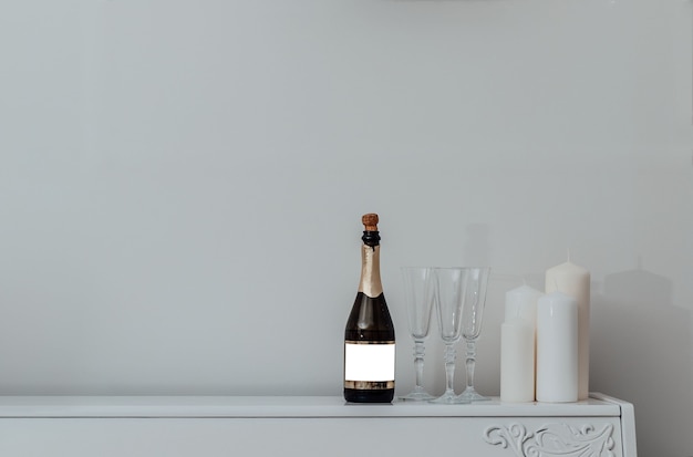 Бокалы для шампанского на белом фоне. праздник и праздник