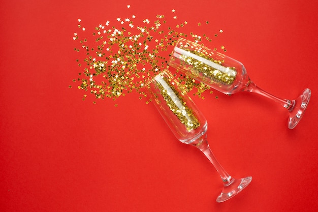 Бокалы для шампанского с золотыми звездами конфетти, Рождество и новый год концепции