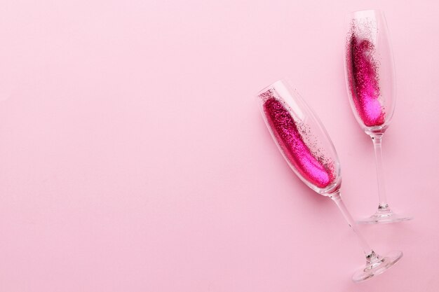 Champagne glasses with sequins for Valentine's Day