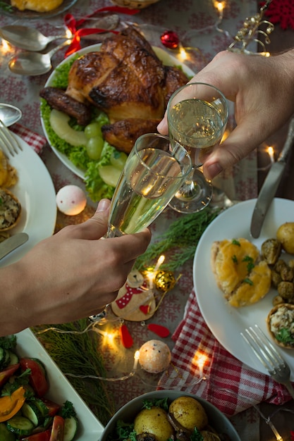 Champagne nelle mani. tavola di natale. nuovo anno.