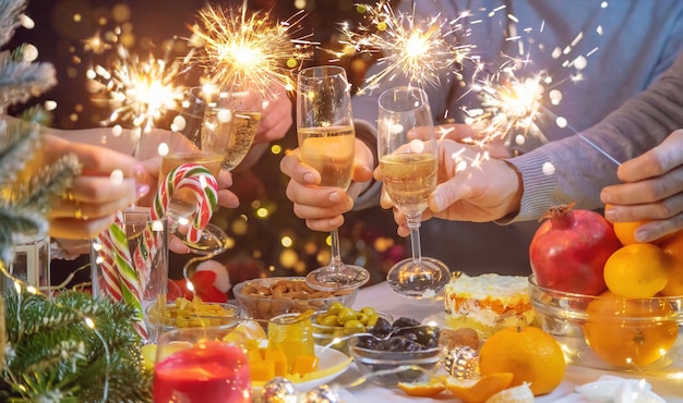 Champagne in de hand tegen de achtergrond van de kerstboom. Mensen. Selectieve aandacht. Vakantie.