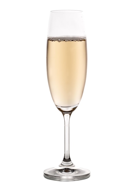 Champagne in glas dat op witte achtergrond wordt geïsoleerd