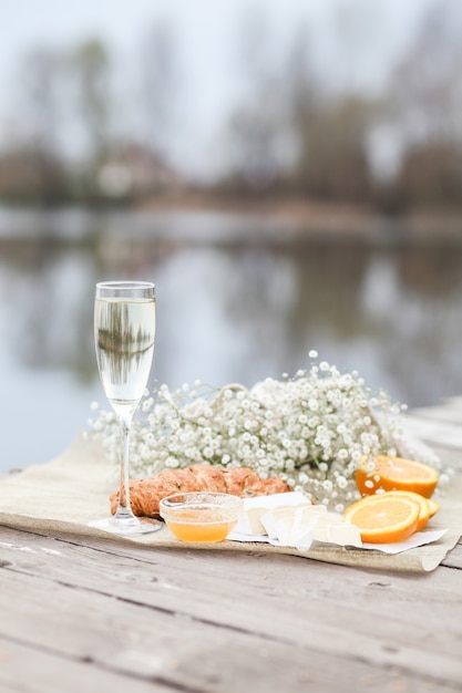 Champagne in glazen Esthetiek van ontbijt in de natuur