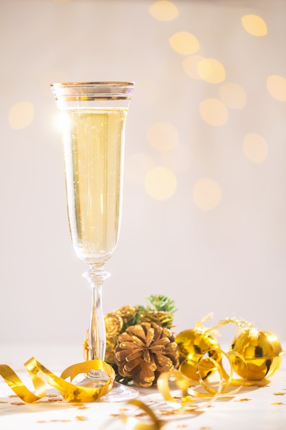 Champagne klaar om in het nieuwe jaar, kerstkaart, Kerstmis te brengen