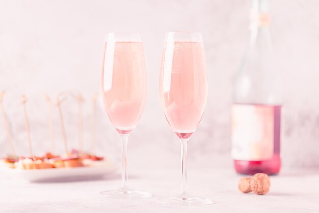 Champagne of wijn in glazen op lichte achtergrond