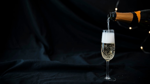 Foto champagne versando nel bicchiere