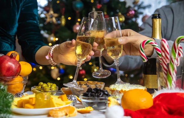 Champagne ter beschikking tegen de kerstboom