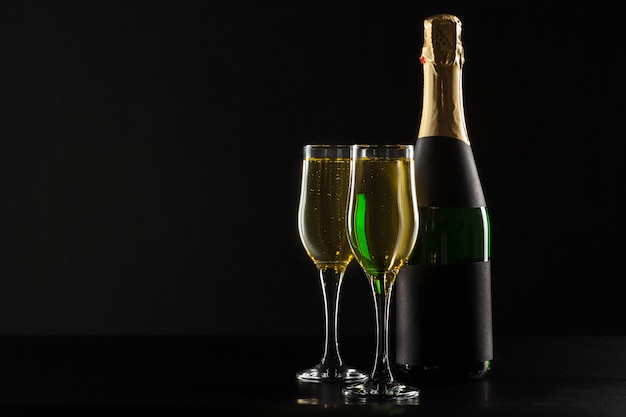 Champagne-wijnglas en fles op zwarte