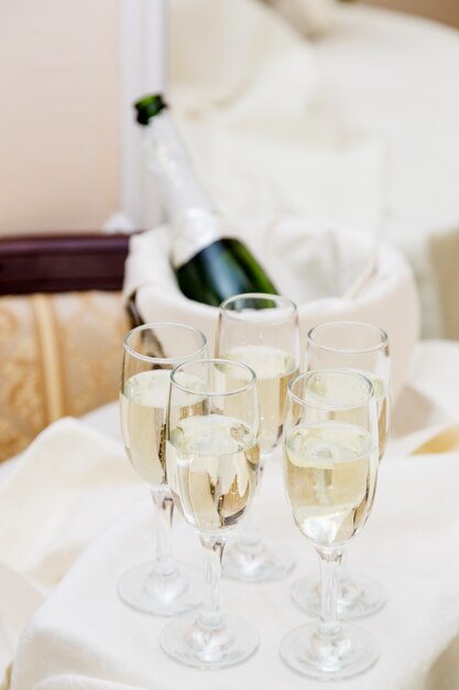 Champagne con spuntino leggero che serve al benvenuto