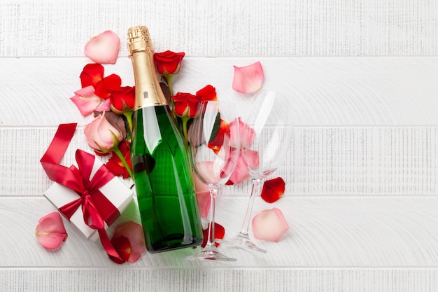 Champagnefles en rozenbloemen