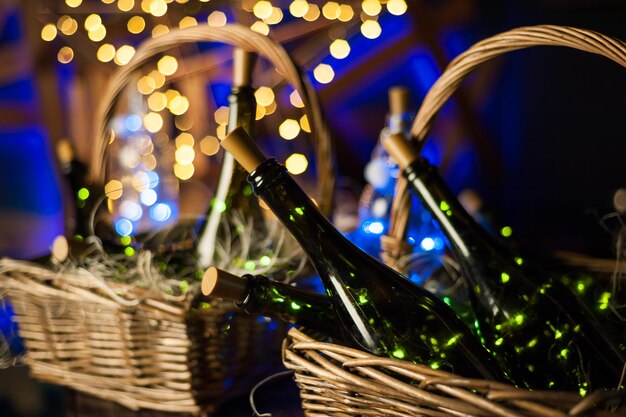 Champagnefles set met kerstmand gouden slingers op donkerbruine houten achtergrond nieuwjaarsviering conceptxA