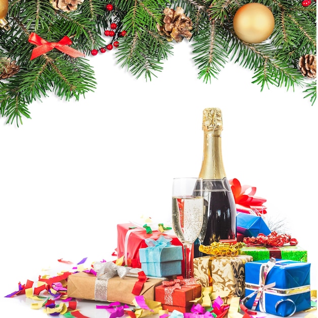 Champagneflessel met twee glazen en geschenkdozen geïsoleerd op de achtergrond