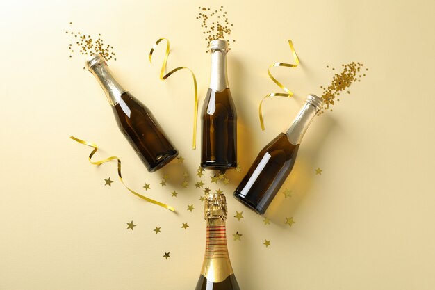 Champagneflessen en glitter op beige. Concept vakantie