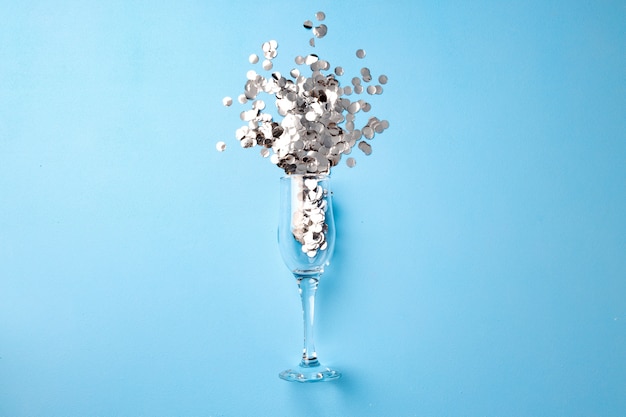 Champagneglas met confetti plat lag bovenaanzicht